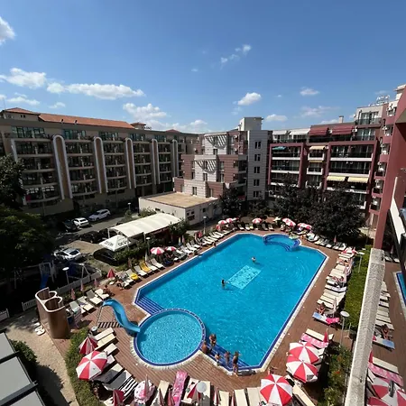 Admiral Plaza Colorful דירה *